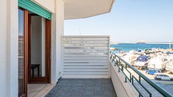 Studio, Balcony | In-room safe