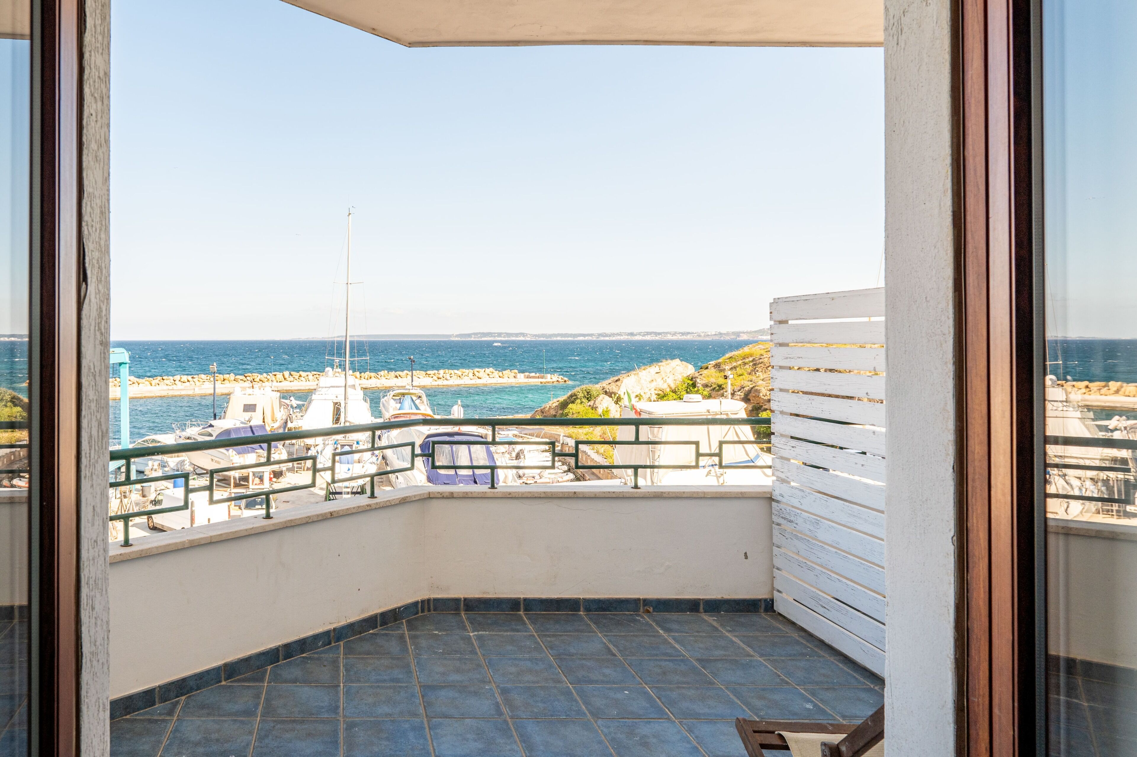 خزنة داخل الغرفة