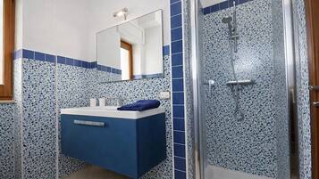 Apartment, 2 Bedrooms | Bathroom | Shower, towels, toilet paper