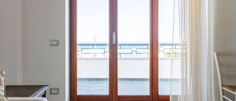 Studio, Balcony | In-room safe