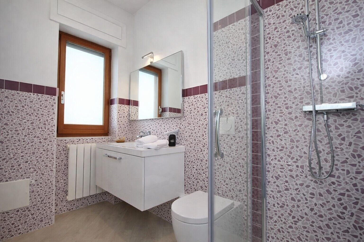 Studio, balcon | Salle de bain | Douche, serviettes fournies, papier toilette