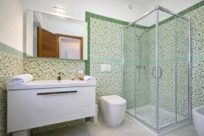 アパートメント 2 ベッドルーム | バスルーム | シャワー、タオル、トイレットペーパー