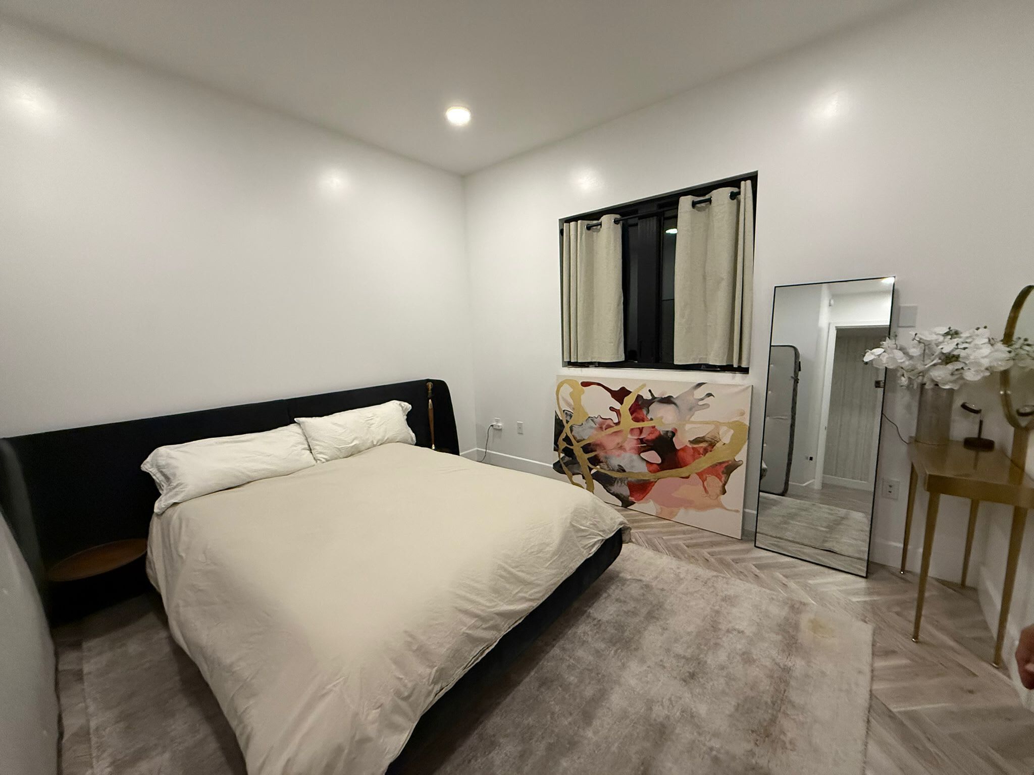 Desk, iron/ironing board, WiFi, bed sheets