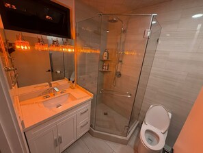 Ducha, secador de pelo, toallas, shampoo