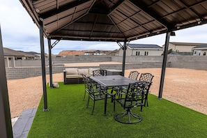 Outdoor dining - The Mustang Collection 49 Newly Built Desert Retreat (Page)