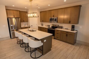 Fridge, microwave, oven, stovetop - The Mustang Collection 49 Newly Built Desert Retreat (Page)