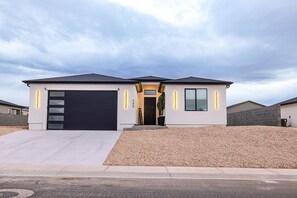 Exterior - The Mustang Collection 49 Newly Built Desert Retreat (Page)