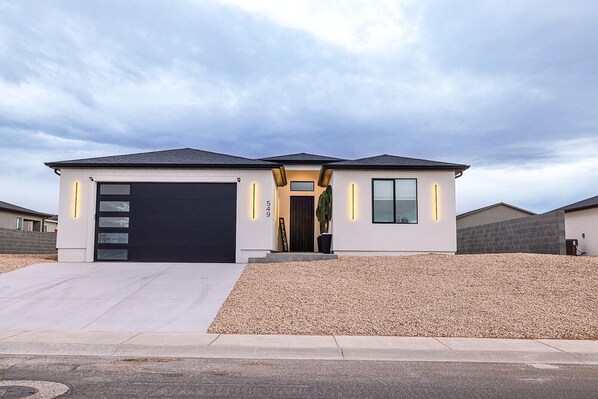 Exterior - The Mustang Collection 49 Newly Built Desert Retreat (Page)