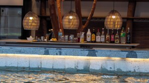 Bar tepi kolam renang
