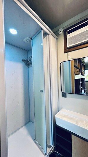 Shower, towels, soap, shampoo - Duli Beach Farm Hostel (El Nido)