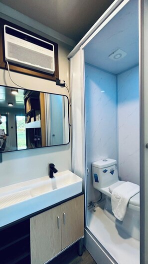 Douche, serviettes fournies, savon, shampoing