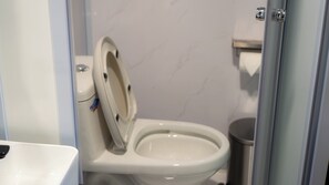 Shower, towels, soap, shampoo - Duli Beach Farm Hostel (El Nido)