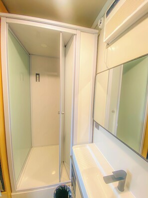 Ducha, toallas, jabón y champú