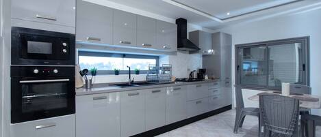 Villa, 4 habitaciones, para fumadores, balcón | Interior