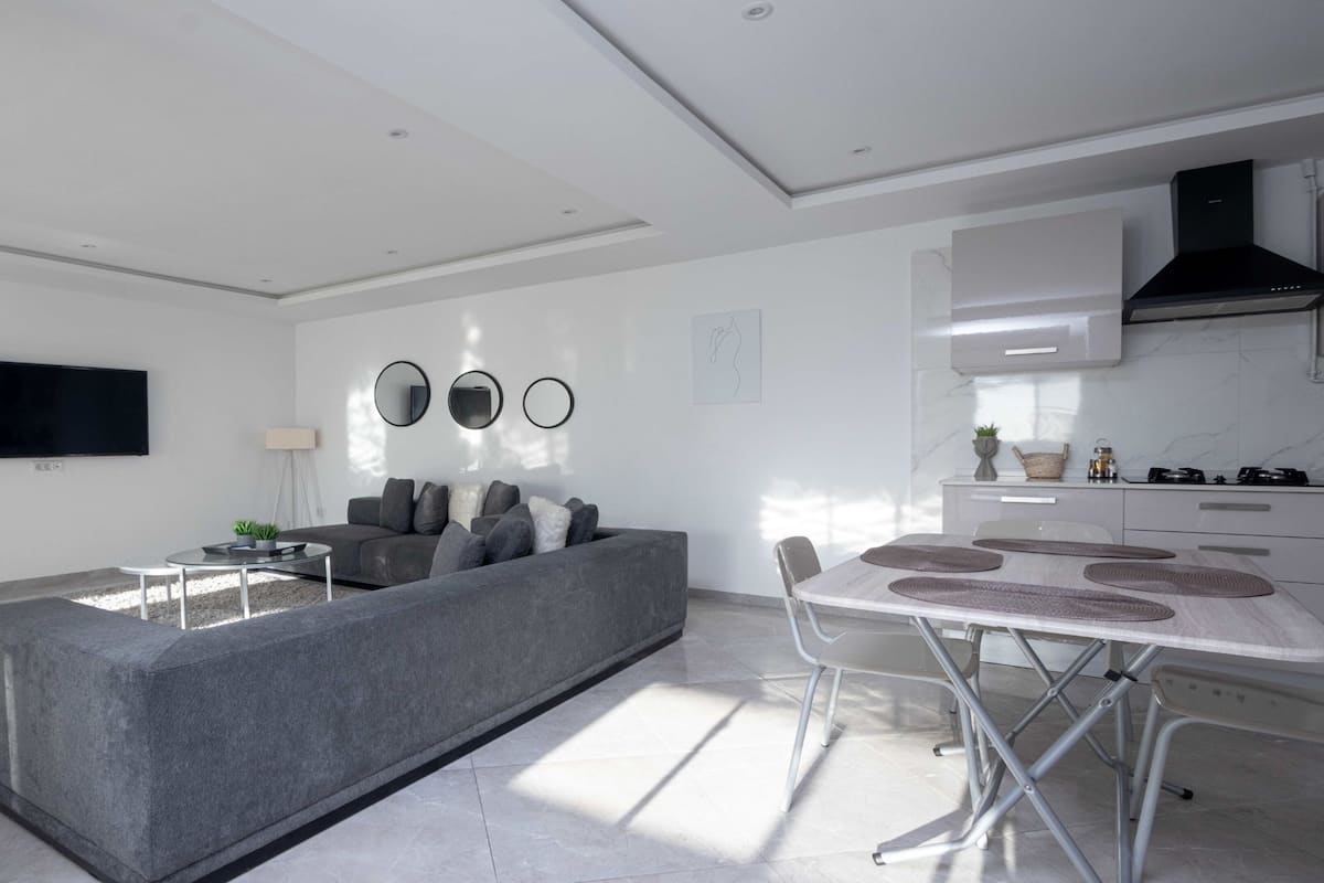 Villa, 4 Bedrooms, Smoking, Balcony | Living room