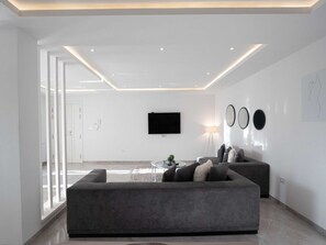 Villa, 4 Bedrooms, Smoking, Balcony | Living room