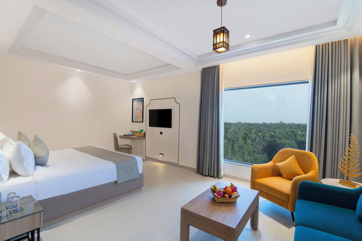 Suite | In-room safe, desk, laptop workspace, blackout drapes