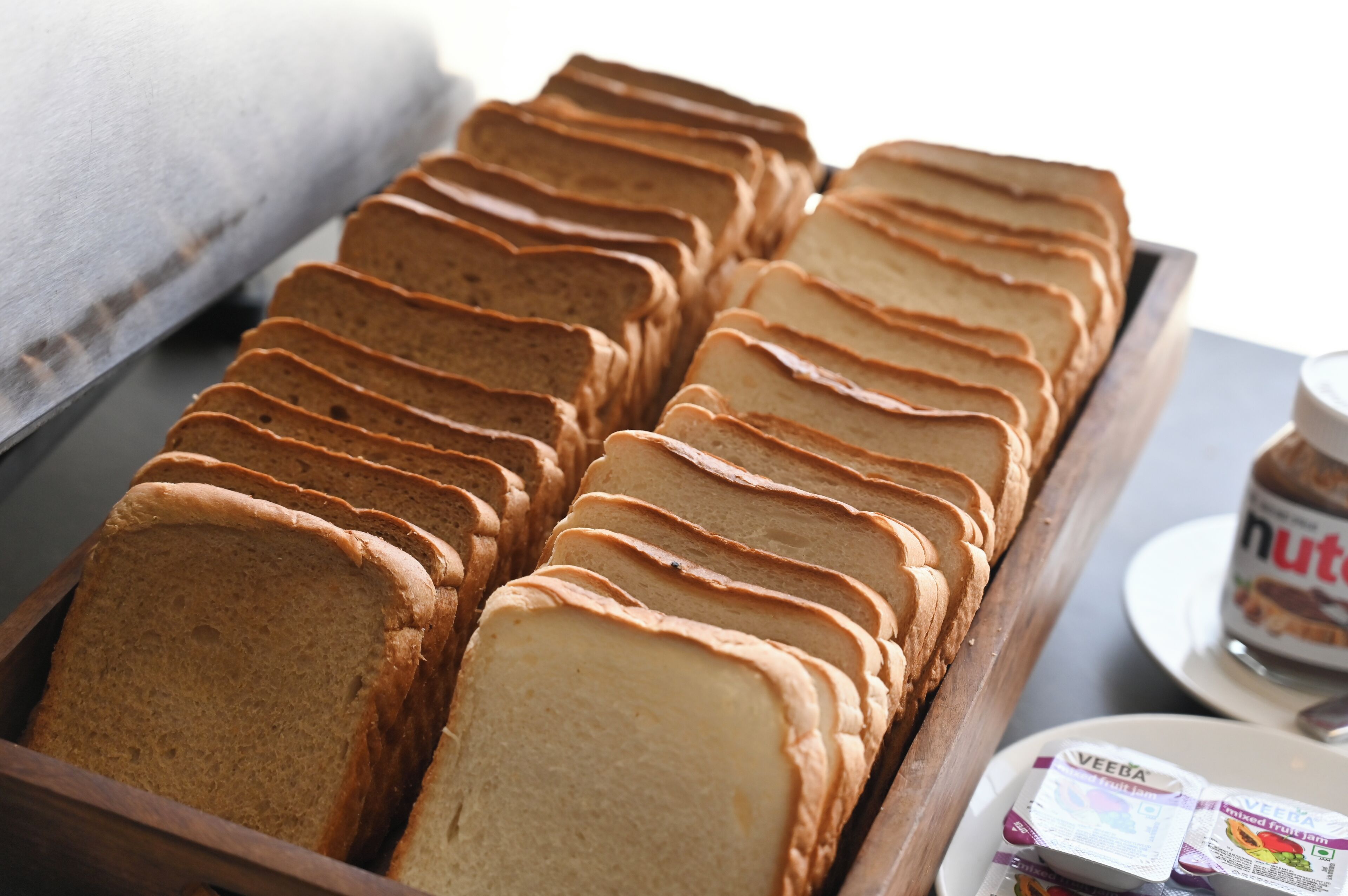 Una hogaza de pan con glaseado sobre una bandeja de madera.