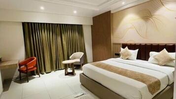 Cottage | Desk, iron/ironing board, free WiFi