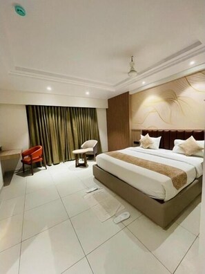 Desk, iron/ironing board, free WiFi - Enrise By Sayaji Somnath (Somnath)