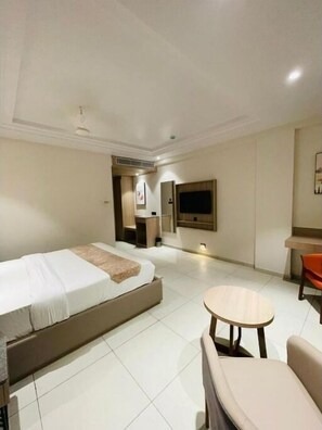 Desk, iron/ironing board, free WiFi - Enrise By Sayaji Somnath (Somnath)