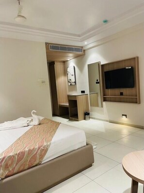 Desk, iron/ironing board, free WiFi - Enrise By Sayaji Somnath (Somnath)