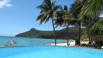 In Strandnähe, schwarzer Sandstrand