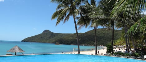 Plage à proximité, sable noir