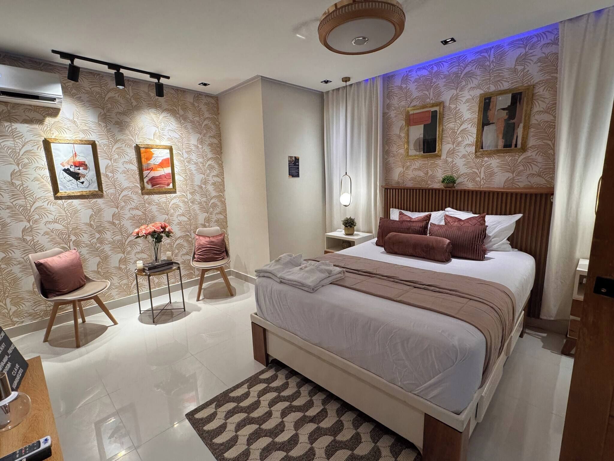 Ferros/tábuas de passar roupa, acesso à internet, roupa de cama