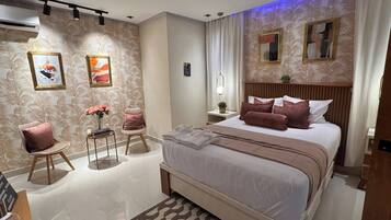 Ferros/tábuas de passar roupa, acesso à internet, roupa de cama