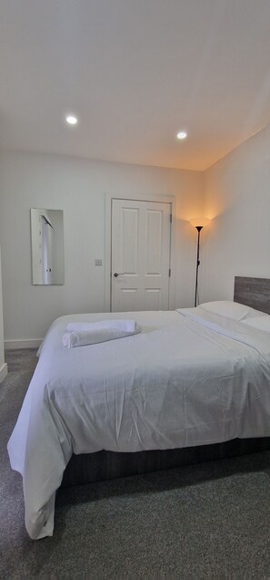 Internet, bed sheets - Cozy 1 Bedroom Fully Furnished Apartment (Leicester)