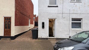 Exterior - Cozy 1 Bedroom Fully Furnished Apartment (Leicester)