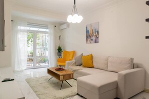 TV - A Haven in Kypseli  A Basement Apartment (Athina)