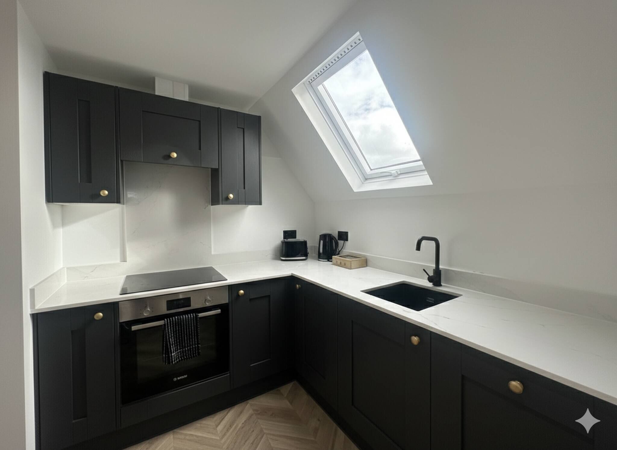 Coffee/tea maker, fridge, oven, stovetop