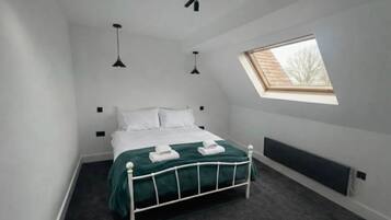 2 bedrooms, iron/ironing board, bed sheets
