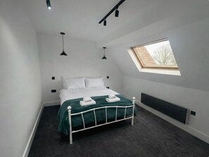 2 slaapkamers, een strijkplank/strijkijzer, beddengoed
