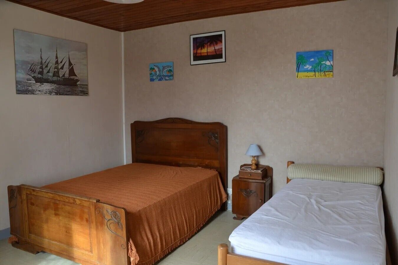 2 habitaciones y tabla de planchar con plancha 