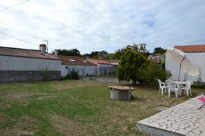 Outdoor dining - House 500 meters from the sea (Barbâtre)