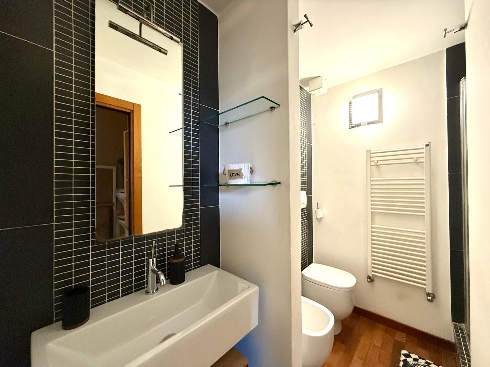 Asciugacapelli, asciugamani, sapone, carta igienica