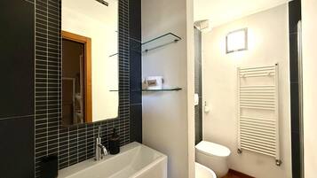 Asciugacapelli, asciugamani, sapone, carta igienica