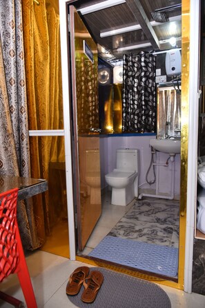 Deluxe-Zimmer | Badezimmer | Shampoo, Toilettenpapier