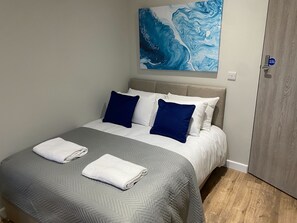 3 sovrum, skrivbord och strykjärn/strykbräda