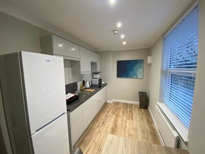 Coffee/tea maker, fridge, microwave, toaster - 3-Bed Apt – 8 Min Tram to Nottingham City Centre (Nottingham)