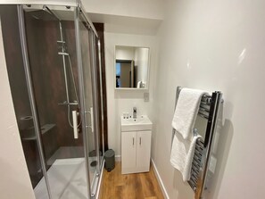 Shower - 3-Bed Apartment – 8 Min Tram to Nottingham City Centre (Nottingham)