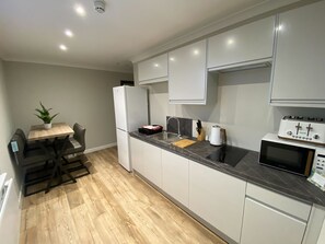 Private kitchen - 3-Bed Apartment – 8 Min Tram to Nottingham City Centre (Nottingham)