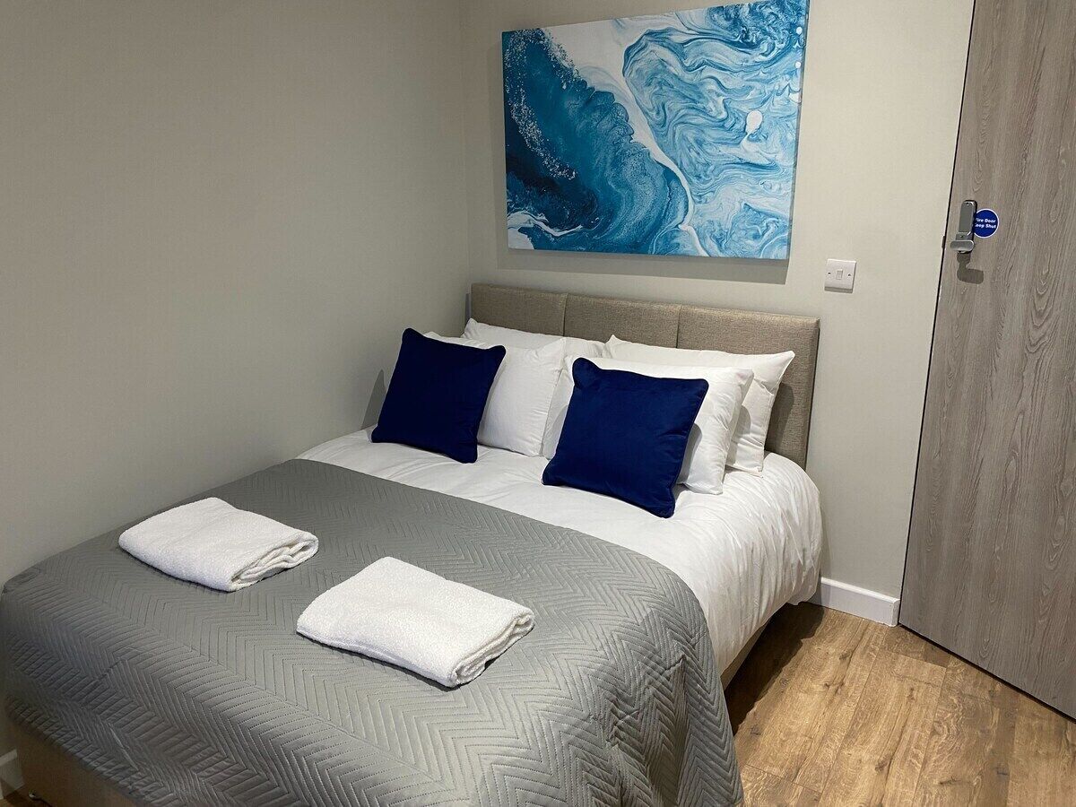 3 bedrooms, desk, iron/ironing board