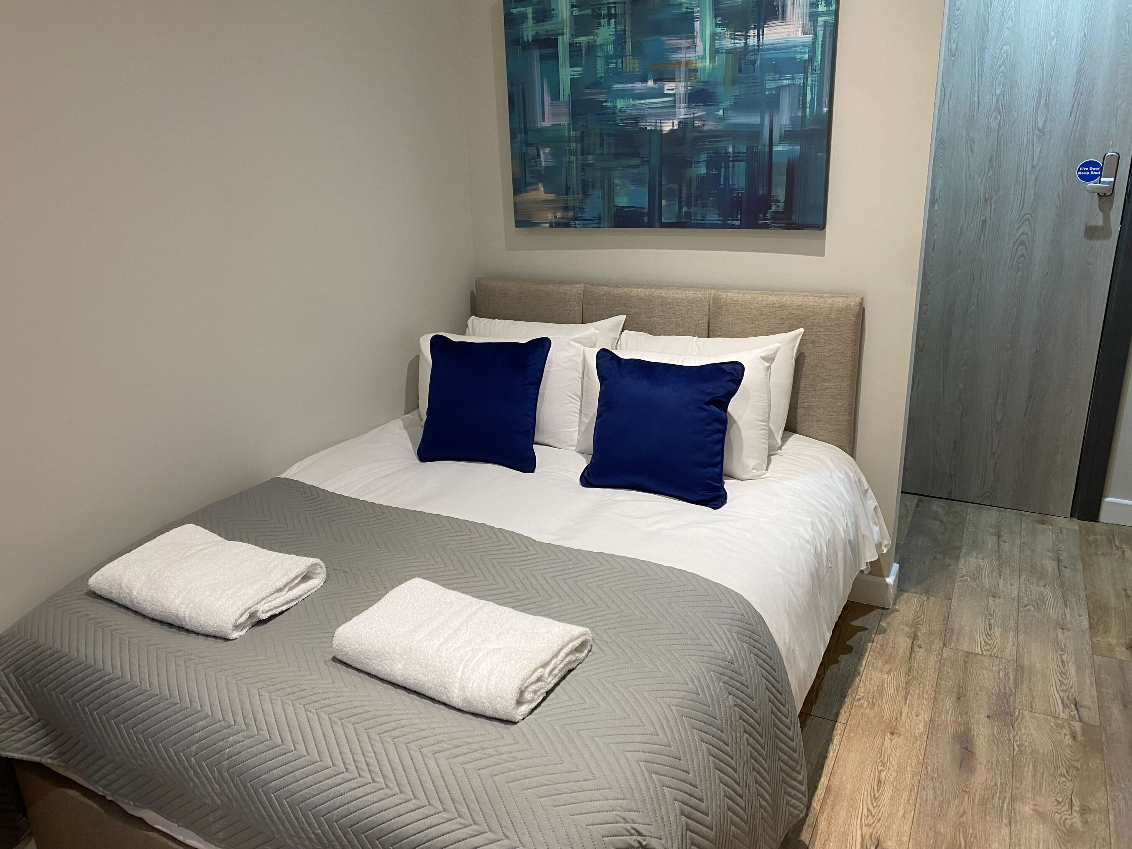 3 bedrooms, desk, iron/ironing board