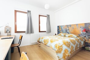 1 bedroom, internet, bed sheets - Artist's house with terrace (Montreuil)