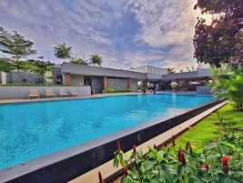 Una piscina al aire libre