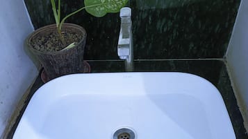 Deluxe Double Room, Balcony, City View | Bathroom